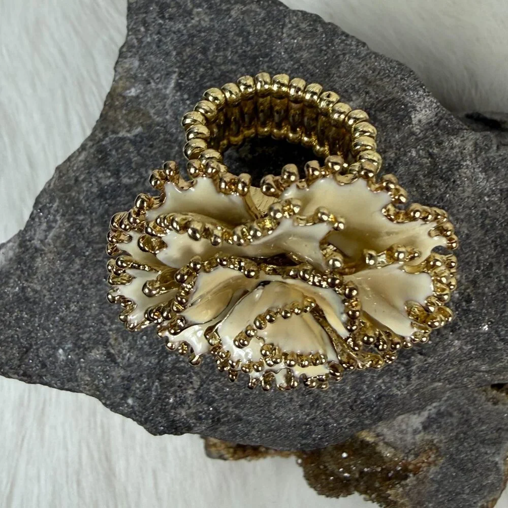 Abstract Flower Stretch Ring 3D Figural Cream & Gold Tone
